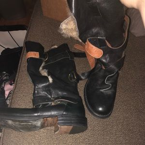Black fur-lined boots